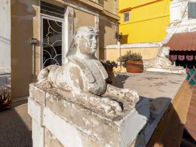 Trovando il cancello aperto riusciamo a raggiungere la scala di accesso �vegliata� da due statue di sfingi...